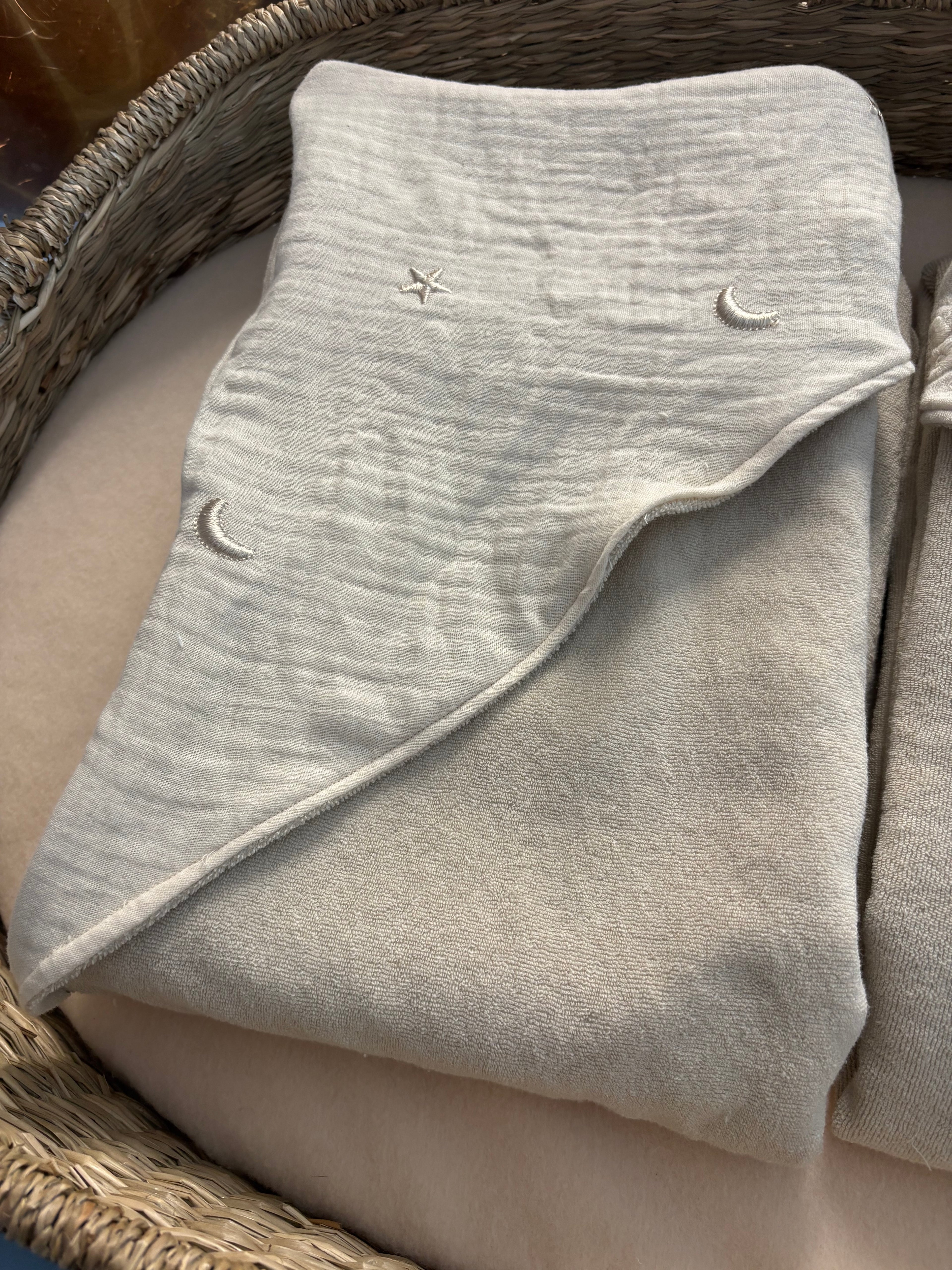 Omslagdoek embroidery moon