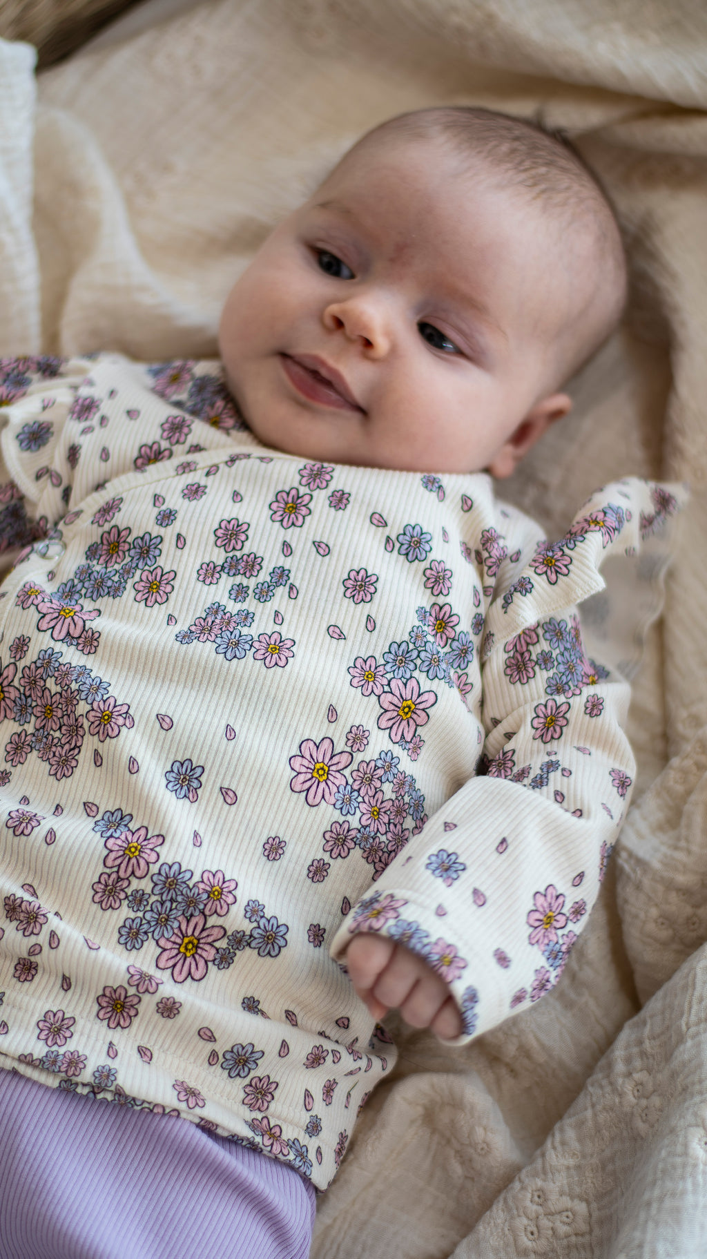 Overslagshirtje ruffle lila bloem
