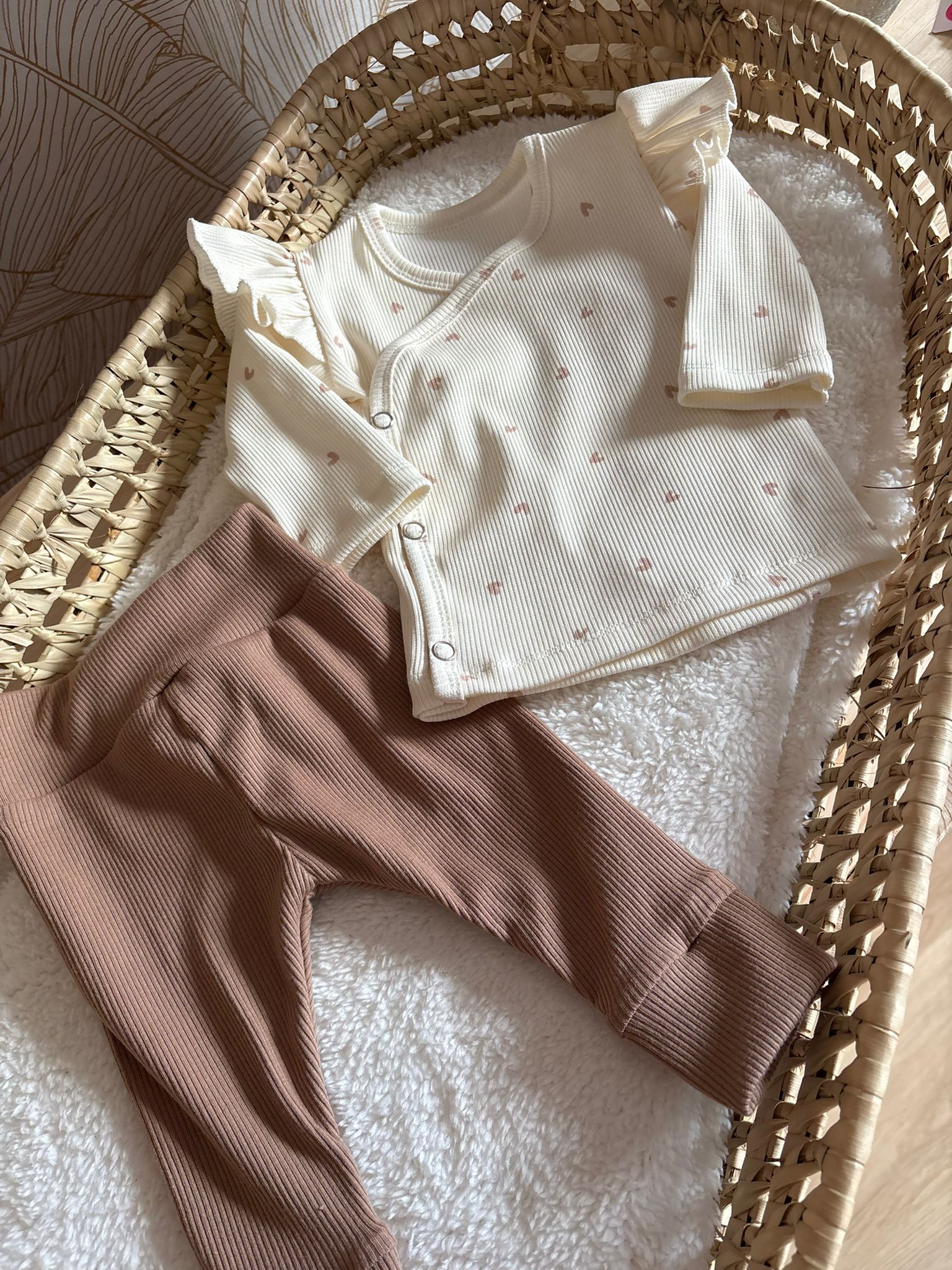 Overslagshirtje ruffle rib hartjes