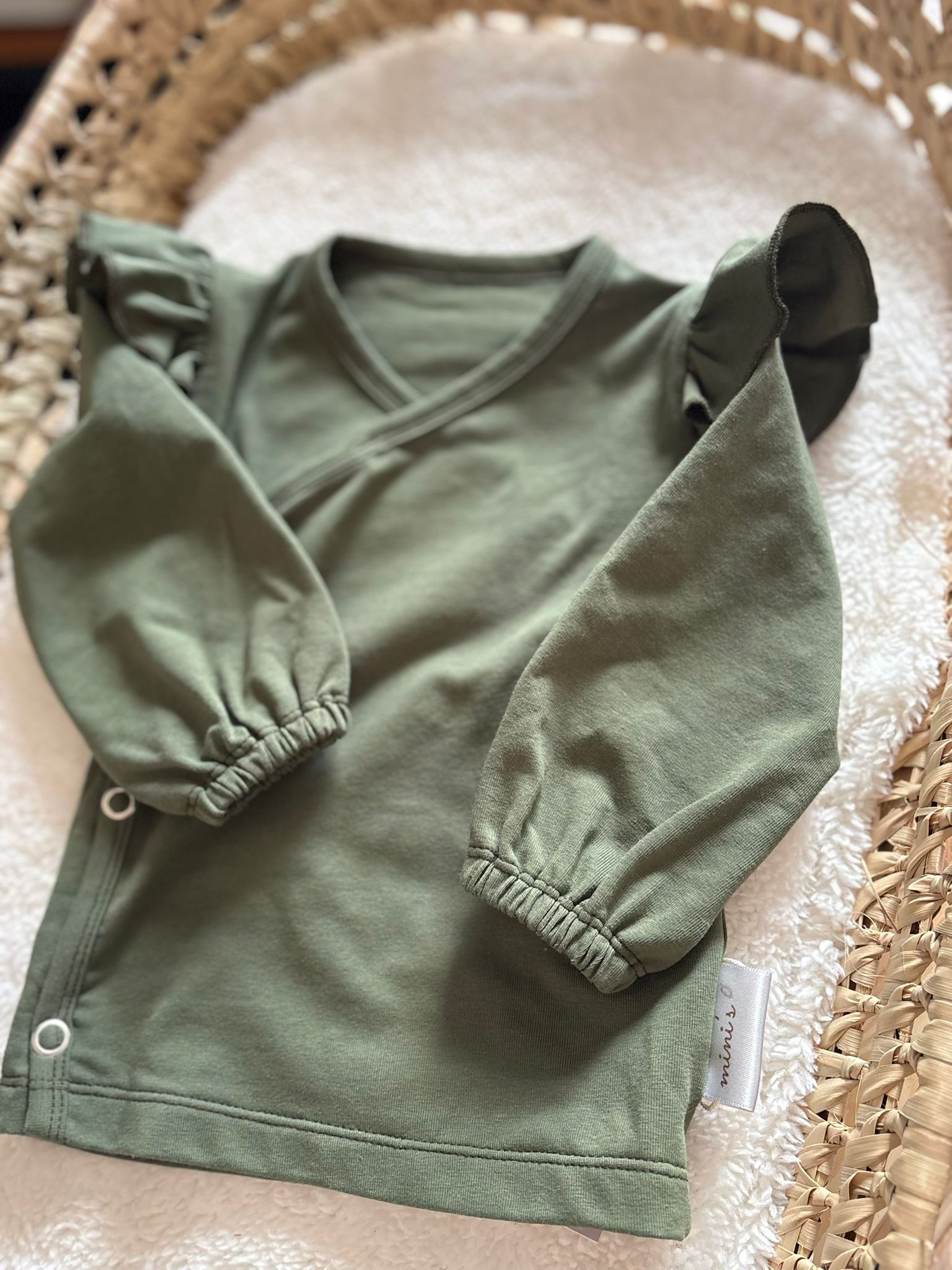 Overslagshirtje Mosgroen ruffle pofmouw