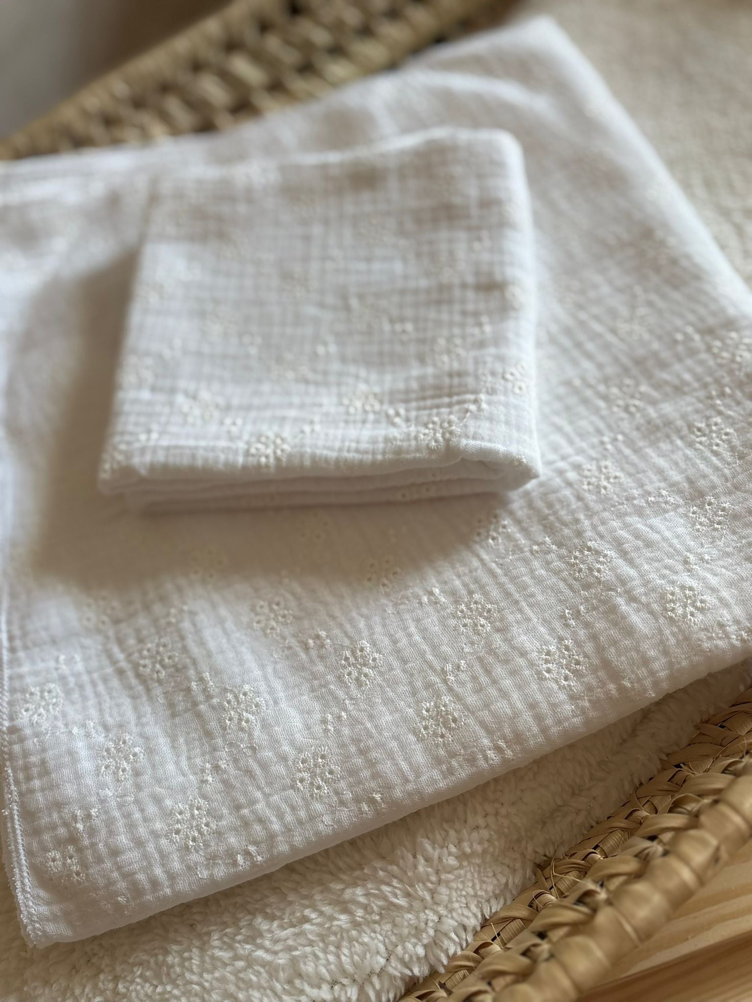 hydrofieldoek white embroidery