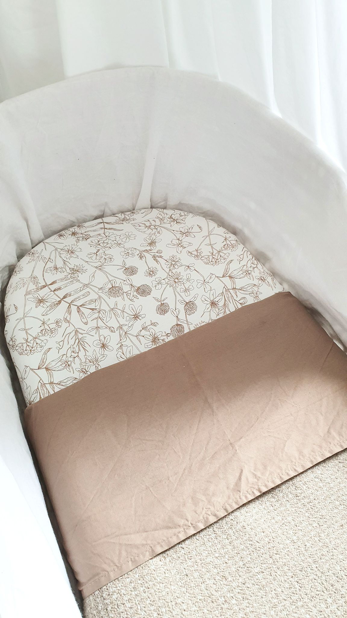 matrashoes voor verschoonmand - getekende bloem
