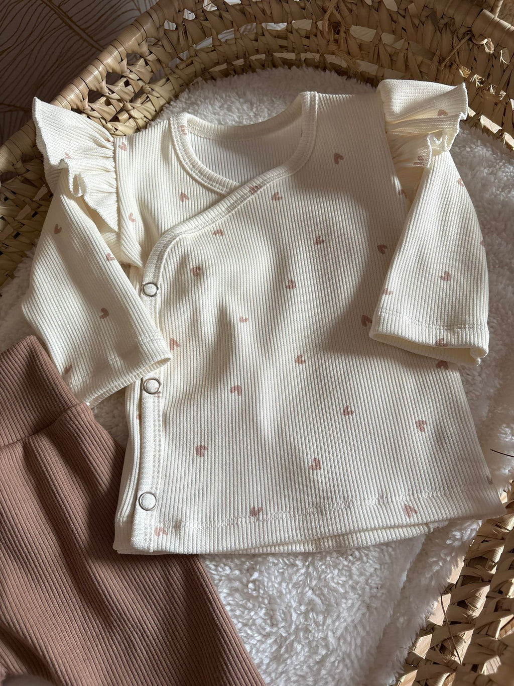Overslagshirtje ruffle rib hartjes