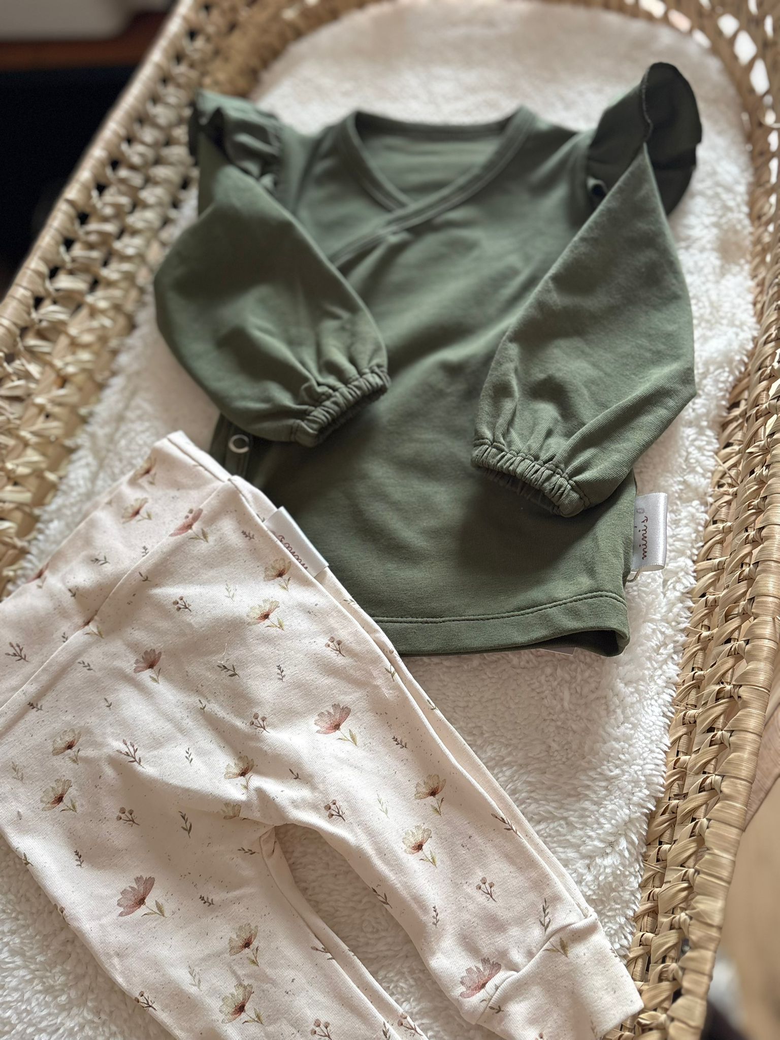 Overslagshirtje Mosgroen ruffle pofmouw