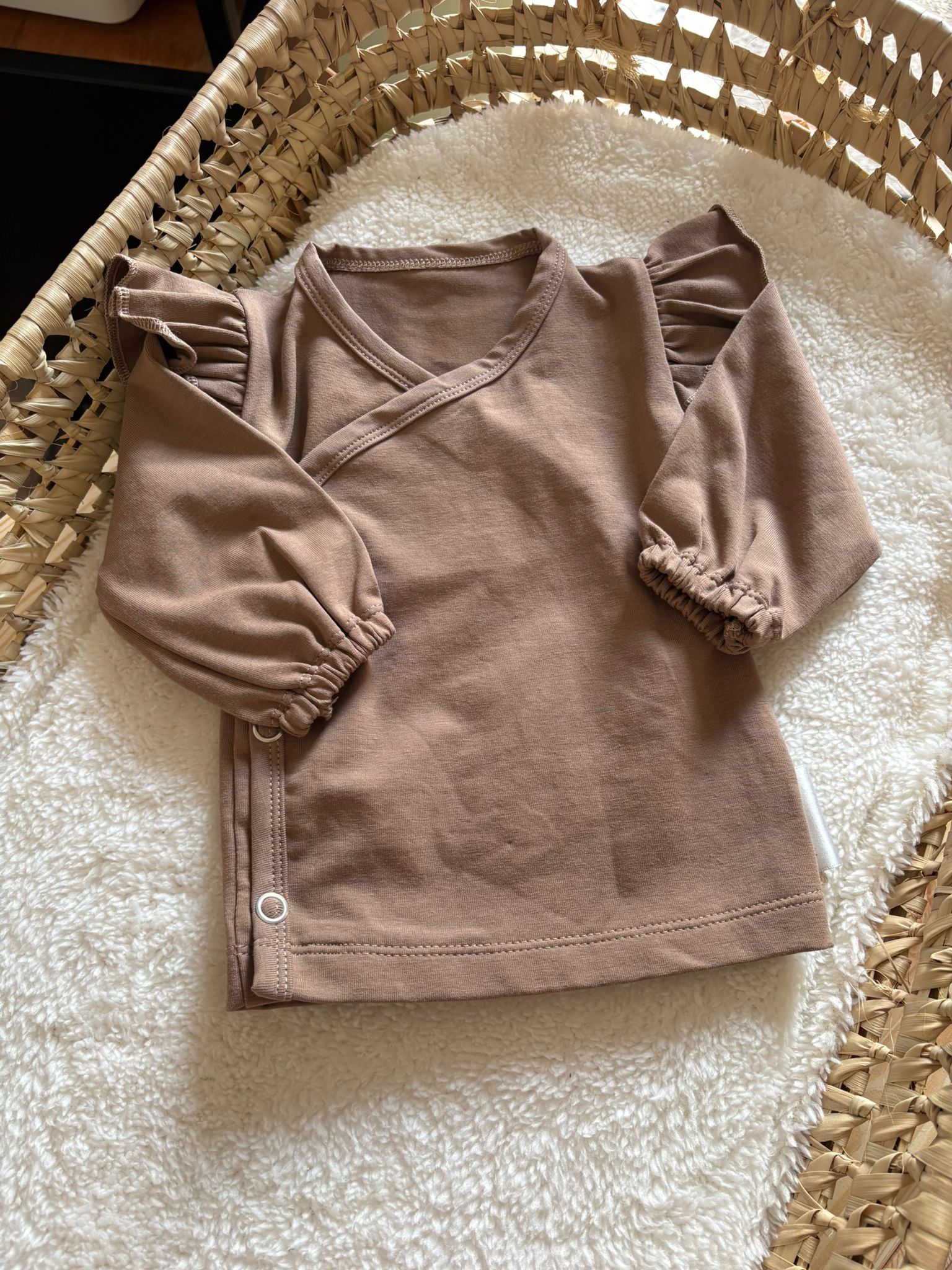 Overslagshirtje ruffle taupe